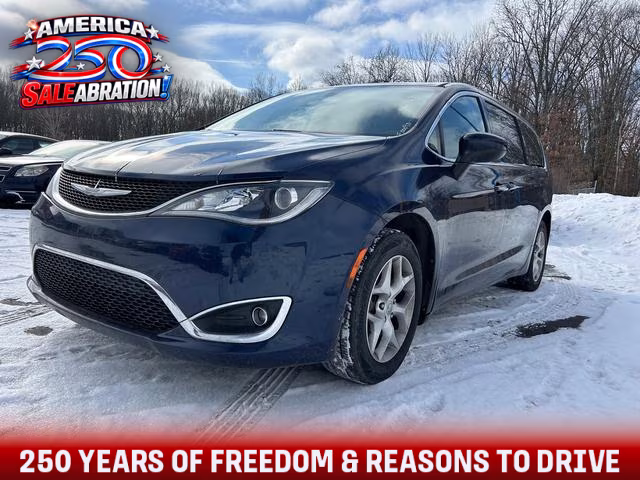 2017 Chrysler Pacifica Touring Plus's photo