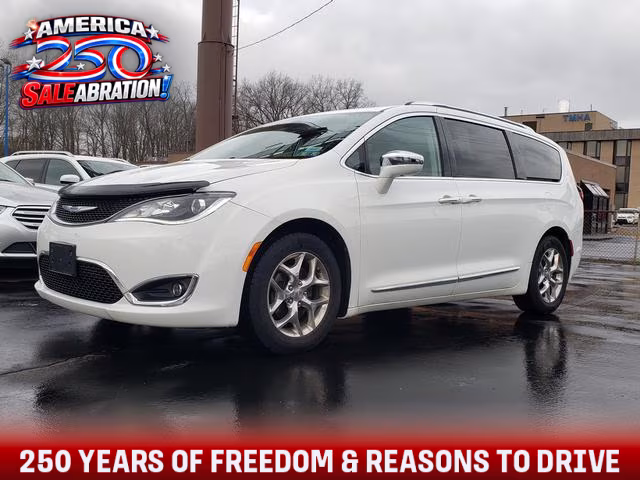 2018 Chrysler Pacifica Limited's photo